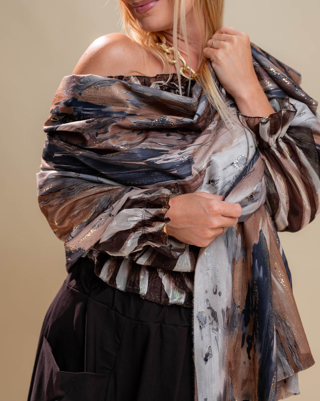 Eleganten šal z rjavo-sivim vzorcem in zlatimi detajli