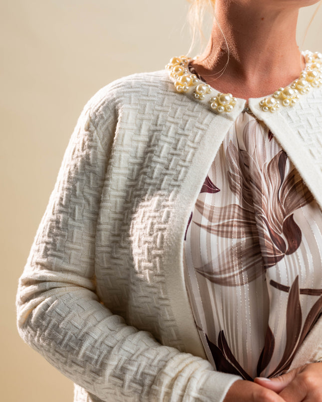 Bela jopa z bisernim ovratnikom