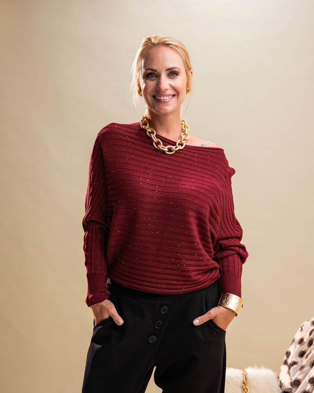 Rdeč pulover z bleščicami in črtami