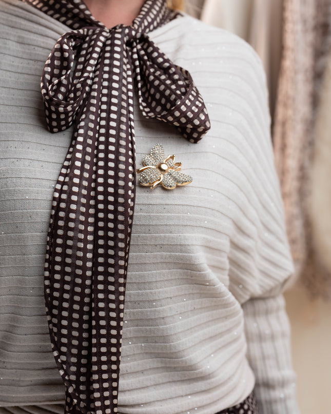 Bež pulover z bleščicami in črtami