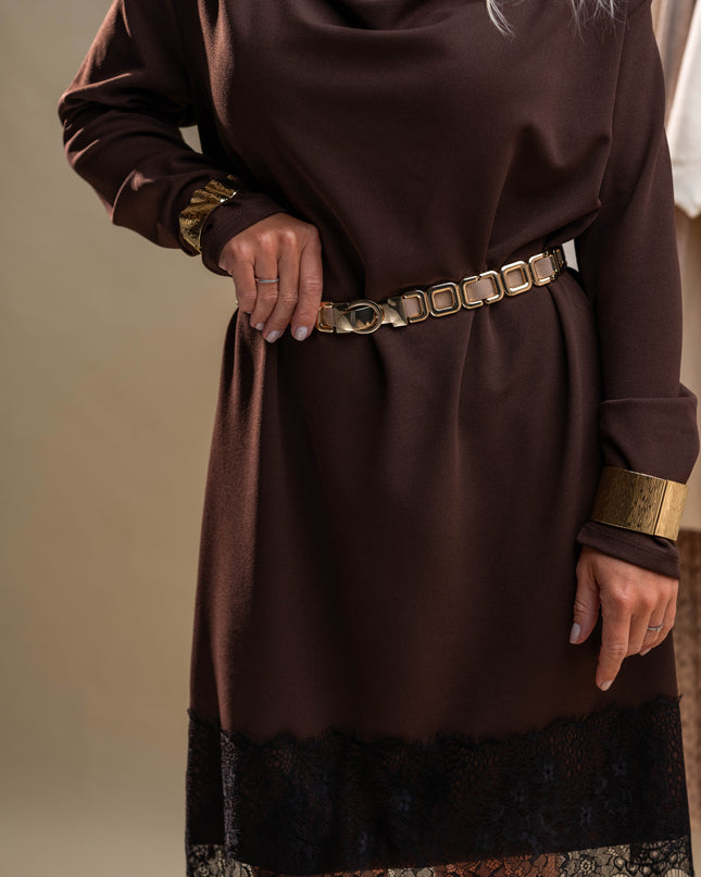 Rjava obleka s čipkastim detajlom