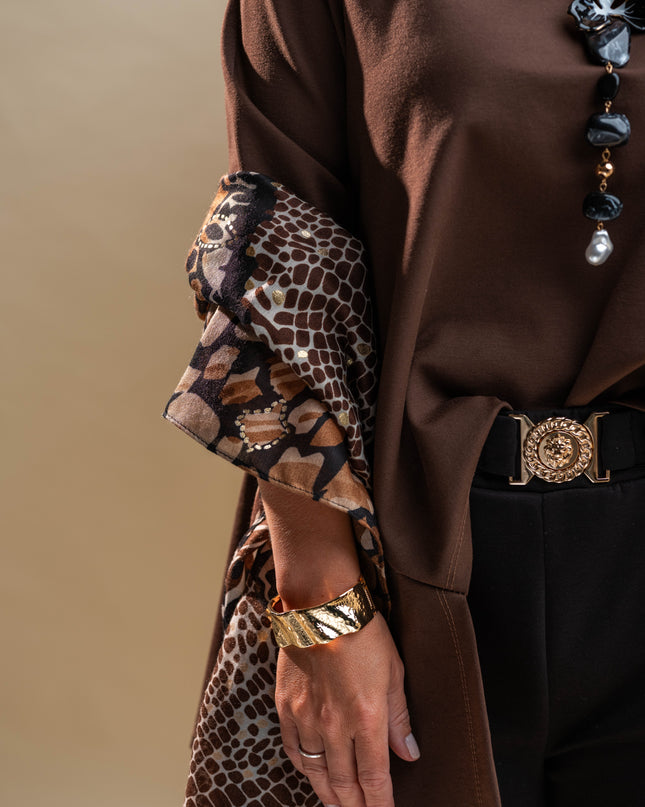 Eleganten rjav šal z živalskim vzorcem in zlatimi detajli