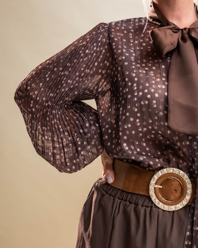 Rjava bluza s pentljo in vzorcem