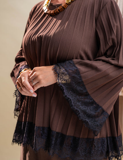 Plisirana rjava bluza z okrasno čipko