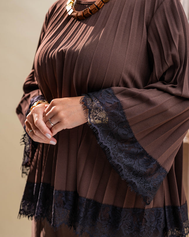 Plisirana rjava bluza z okrasno čipko