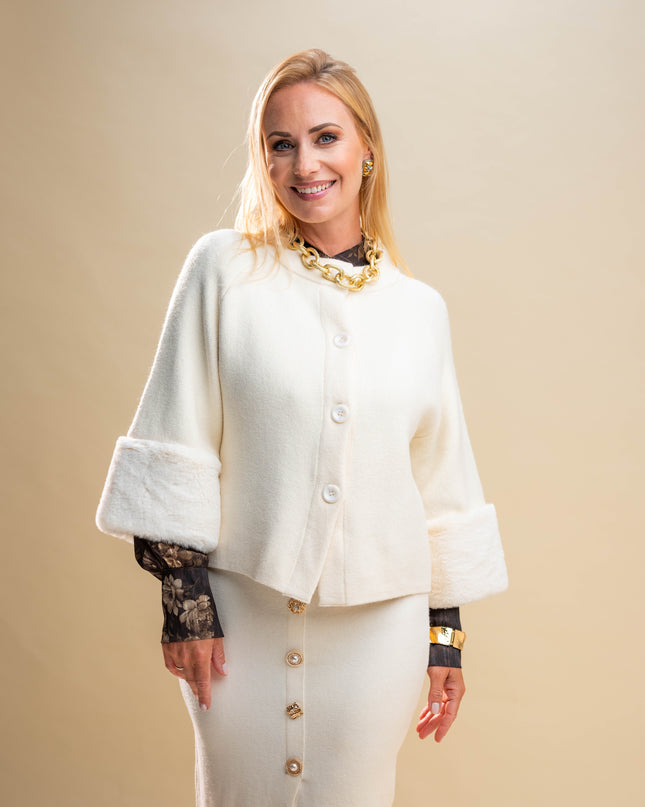 Bela jopa s krznenimi rokavi