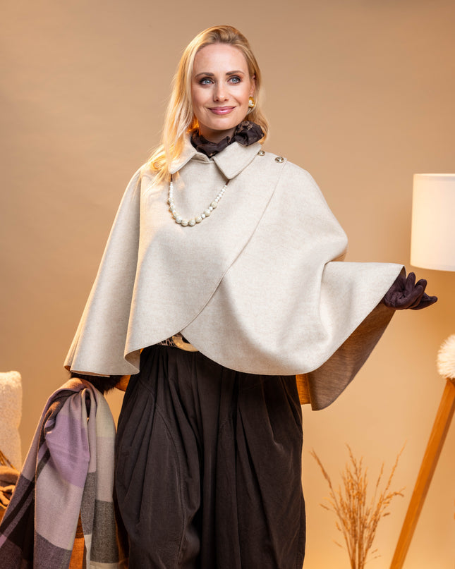 Bež pončo z okrasnimi gumbi