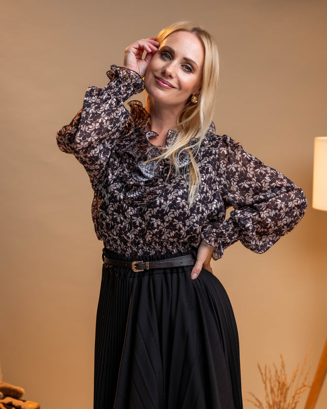 Črna cvetlična bluza z volančki