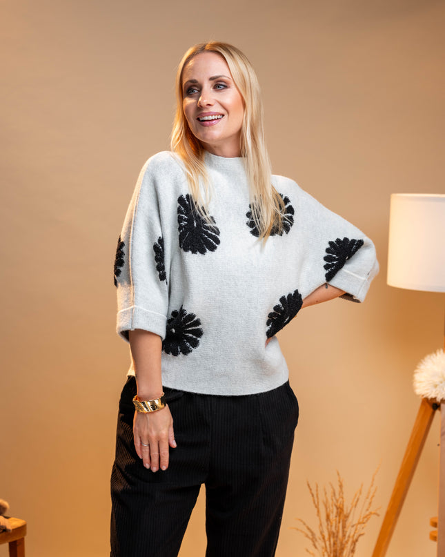 Bel pulover s črnimi cvetlicami