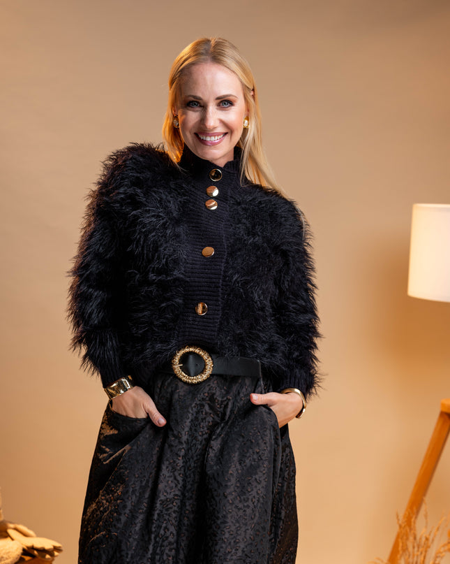 Črna kosmatena jopa z zlatimi gumbi