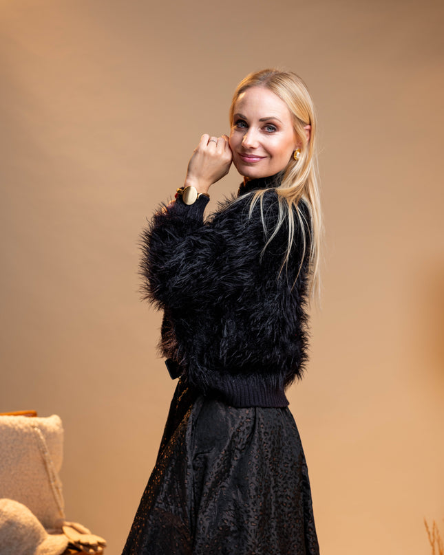 Črna kosmatena jopa z zlatimi gumbi