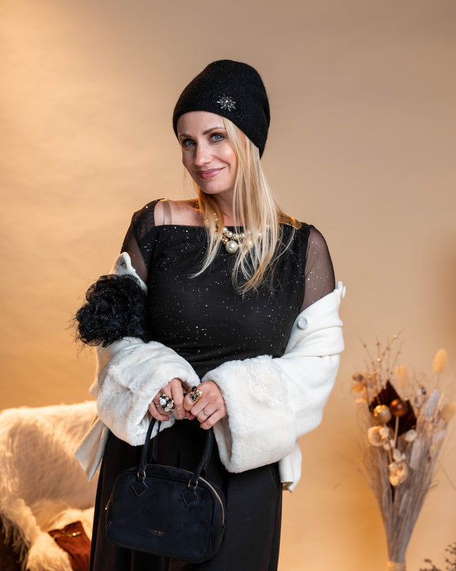 Črna elegantna zimska kapa