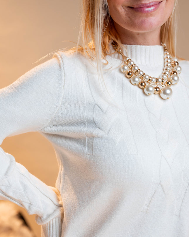 Bel pulover s pletenim vzorcem