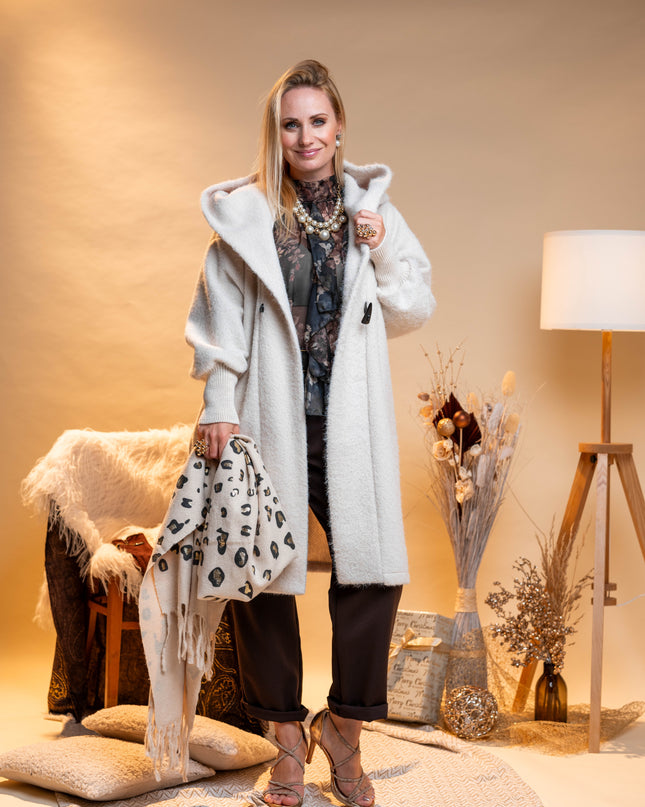 Bel plašč s kapuco in zaponko