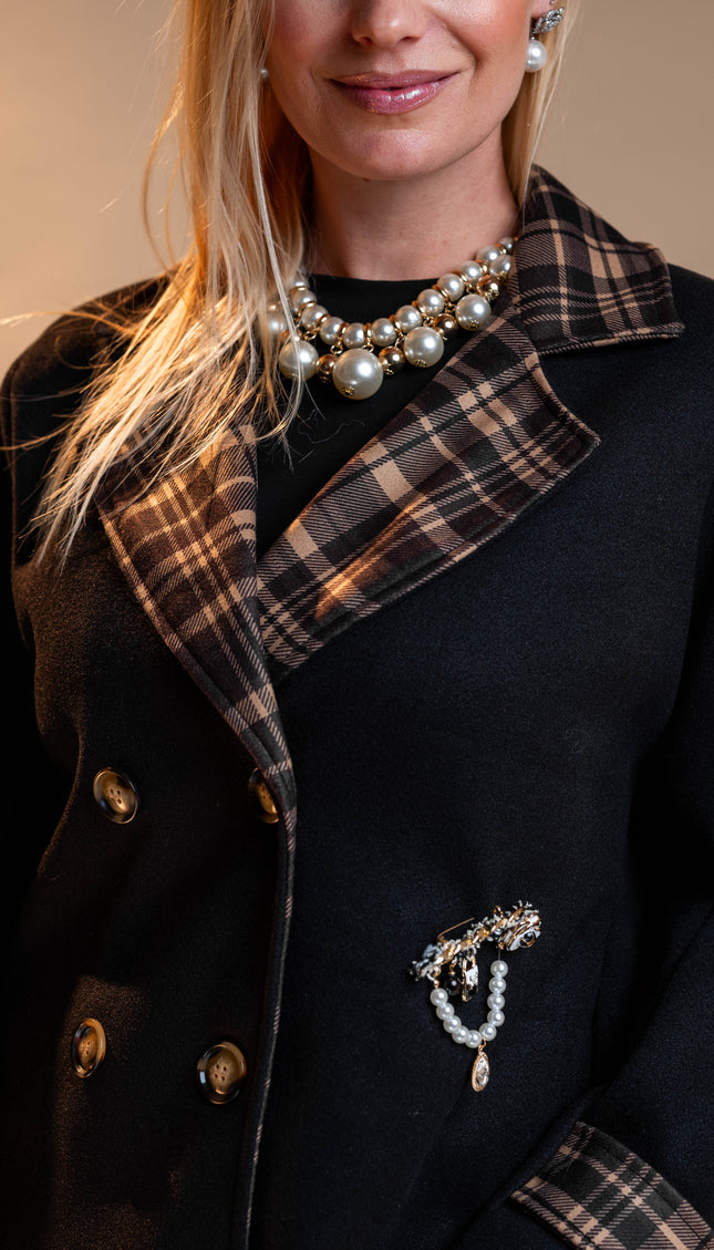 Kratka črna jakna s karirastim vzorcem