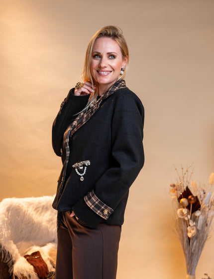 Kratka črna jakna s karirastim vzorcem