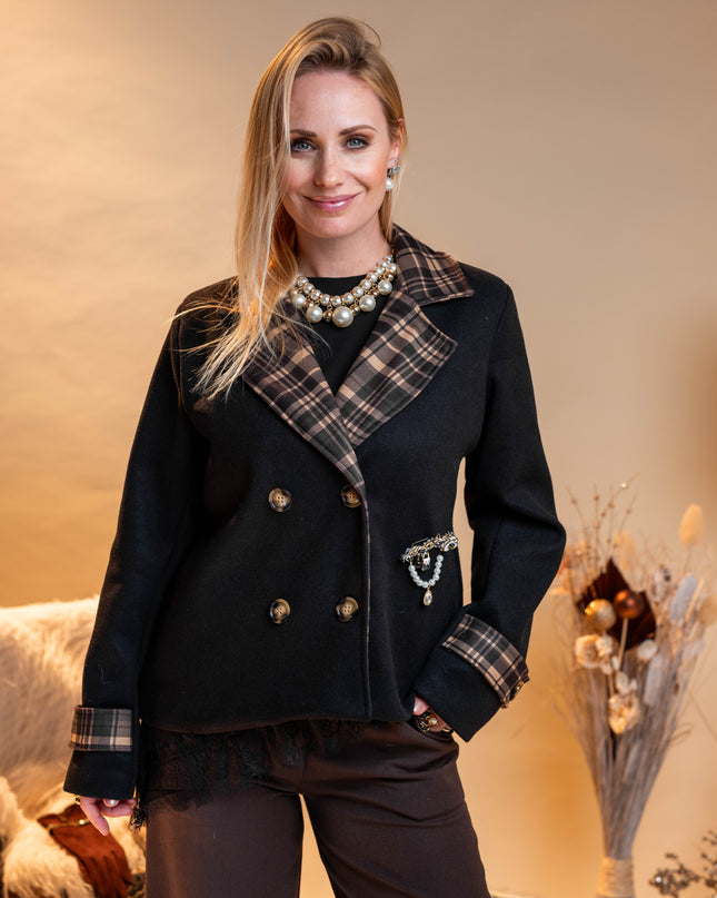 Kratka črna jakna s karirastim vzorcem