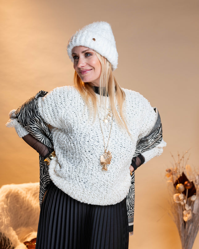 Bel zimski pleten pulover