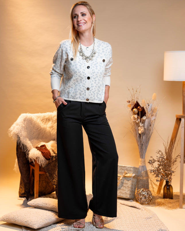 Bela pletena jopa s srebrnim živalskim vzorcem