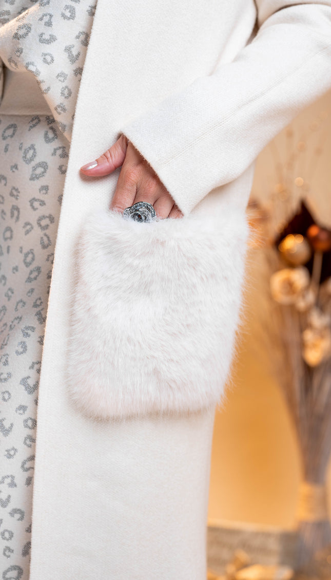 Bela dolga jopa s krznenimi žepi