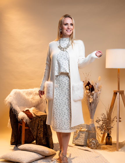 Bela dolga jopa s krznenimi žepi