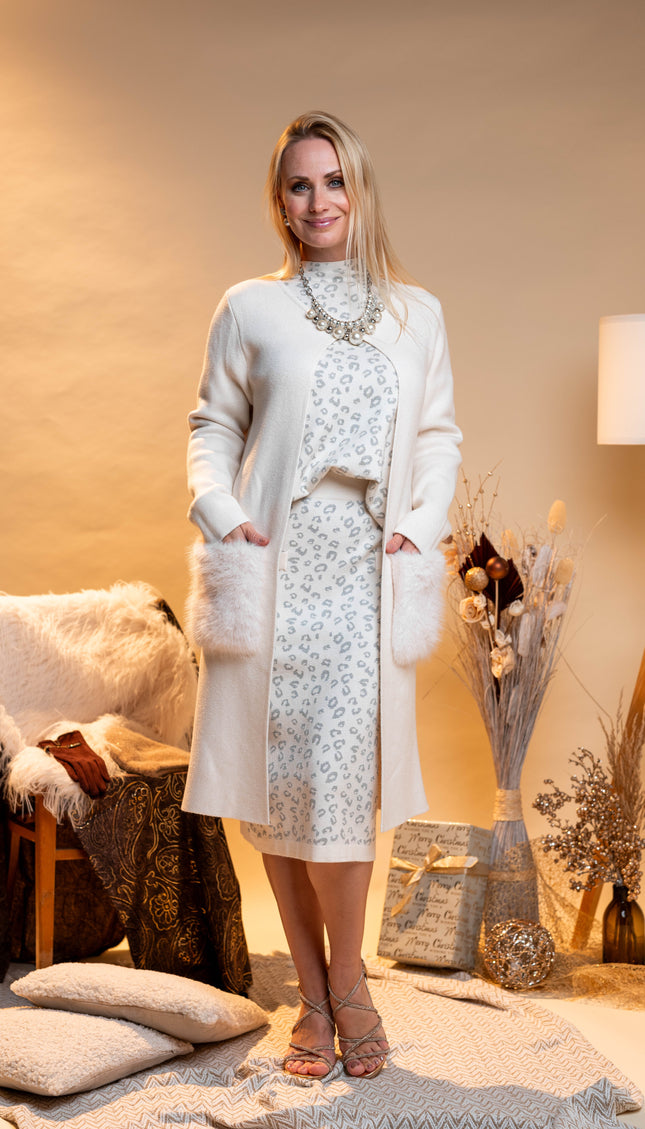 Bela dolga jopa s krznenimi žepi