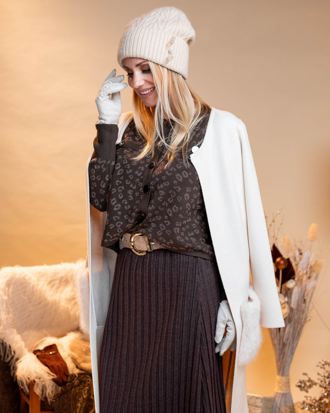 Pletena kapa v svetlo bež barvi z detajlom