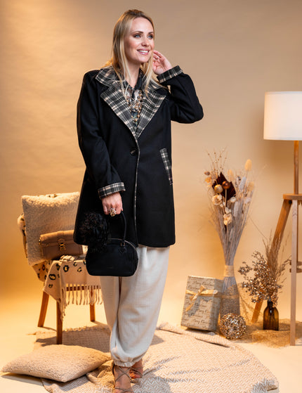 Črn plašč s karirastim vzorcem in gumbi