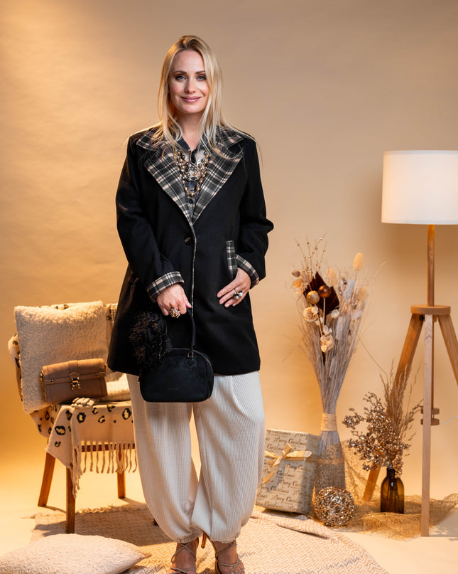 Črn plašč s karirastim vzorcem in gumbi