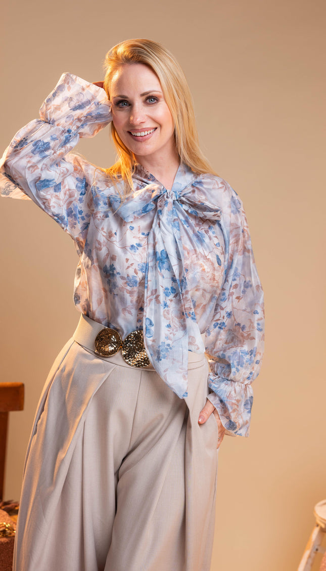 Modra bluza s cvetličnim vzorcem