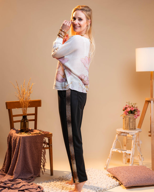 Črne hlače z okrasno črto