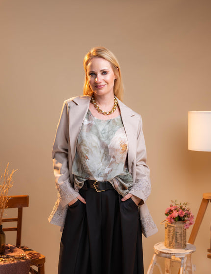 Modne široke črne hlače s pasom