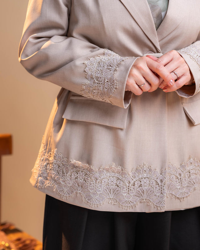 Bež suknjič s čipko in pasom