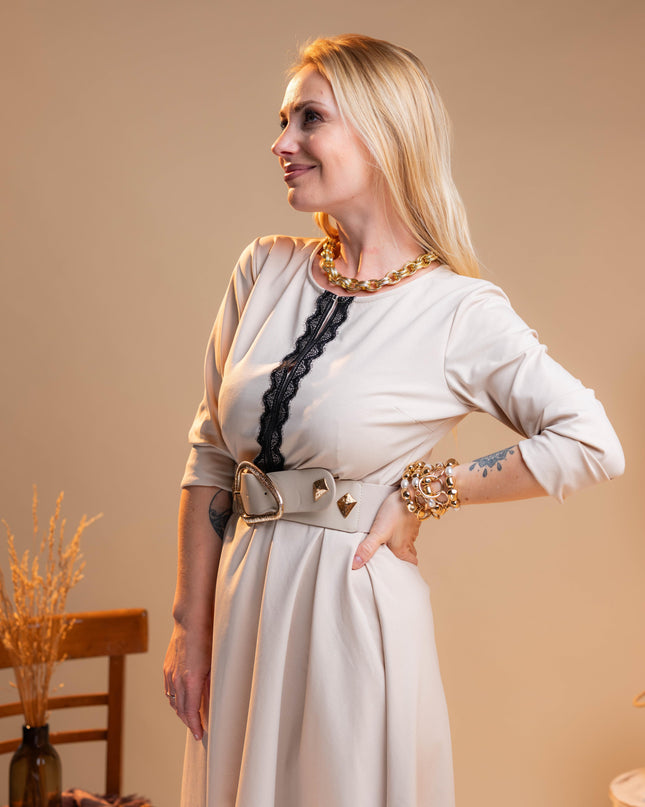 Bež obleka s črno čipko