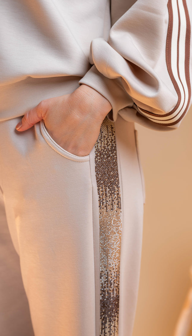 Bež hlače z okrasno črto