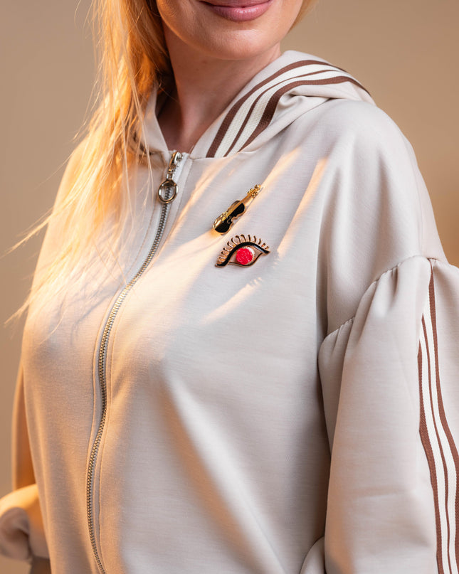 Bež jopa s kapuco in okrasnimi broškami