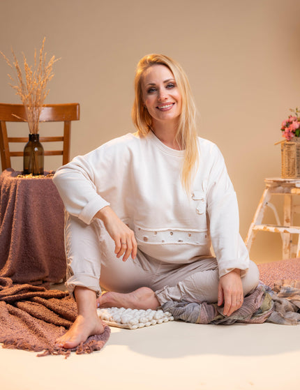 Bež pulover z okrasnimi detajli