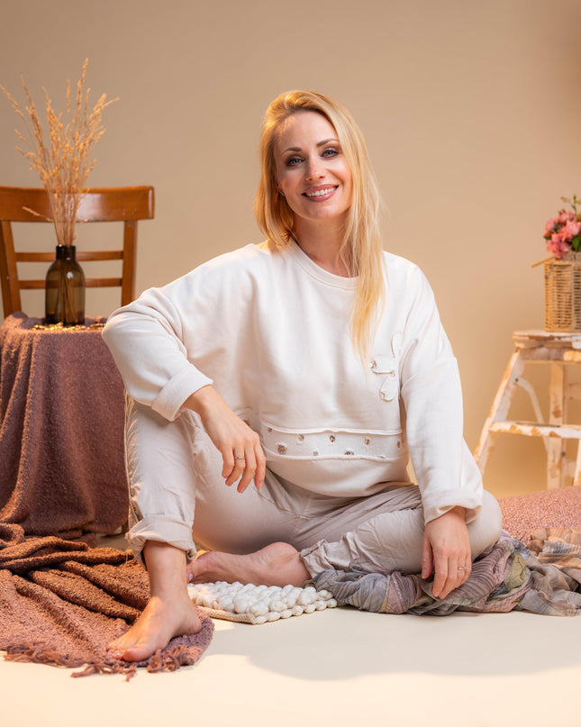 Bež pulover z okrasnimi detajli