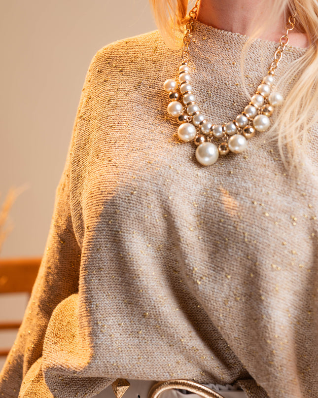 Bež pulover z zlatimi detajli