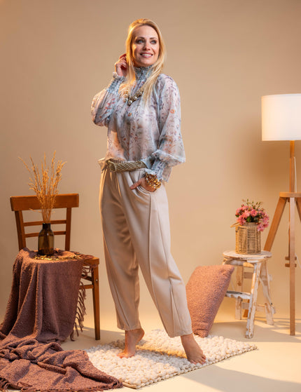 Modne bež hlače z žepi