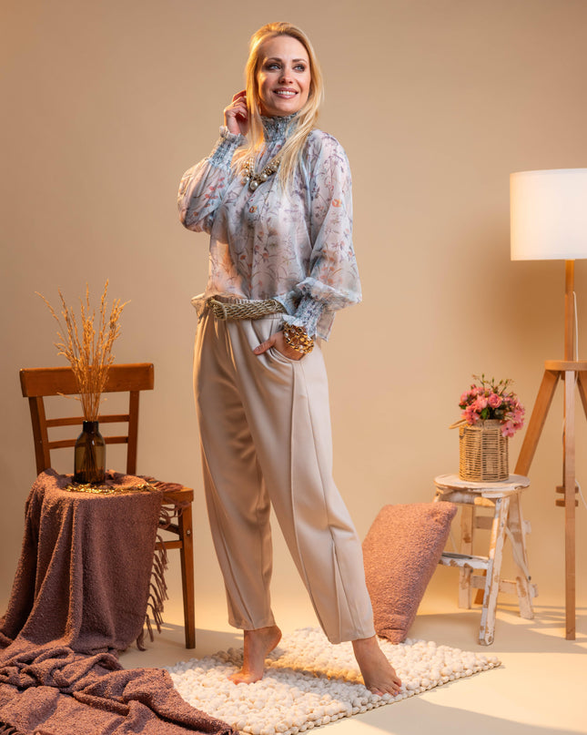 Modne bež hlače z žepi