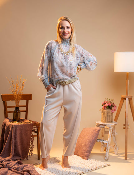 Modne bež hlače z žepi